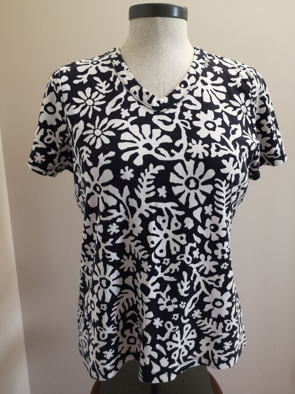 Women's Navy & White Floral V-Neck Tee Size M Petite